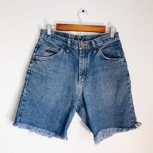 Wrangler Relaxed Fit Frayed Denim Shorts Size 30
